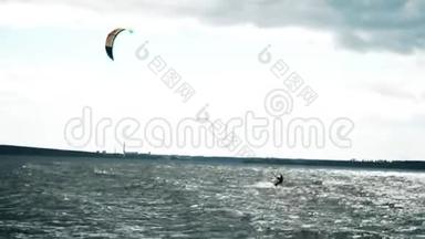 年轻人在海洋中风筝冲浪。 慢动作的极限风筝登机